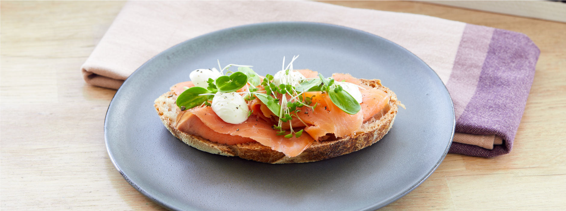 Brød med røget laks, mozzarella og solsikkespirer