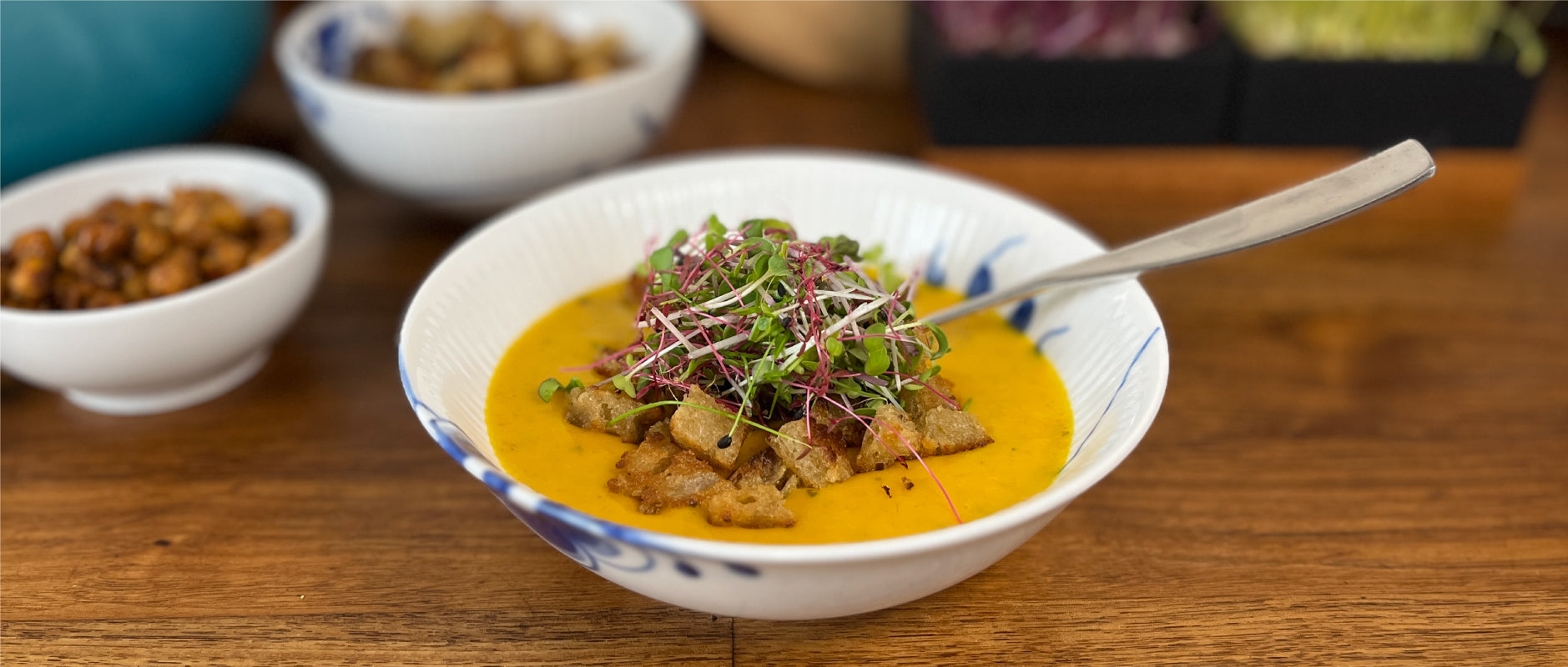 Gæskarsuppe med topping og blandet spirer