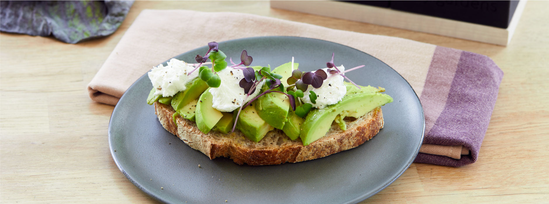 Avocadomad med gedeost og violet radise