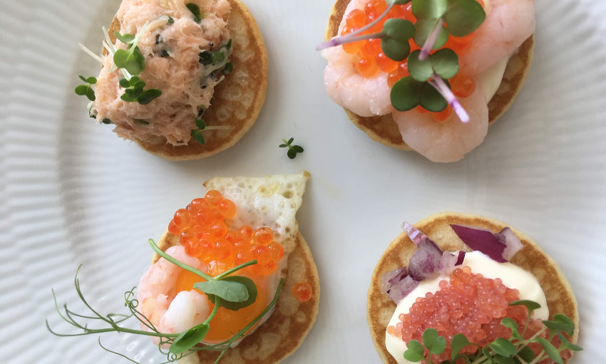 Blinis med lækkert fyld toppet med mikrogrønt