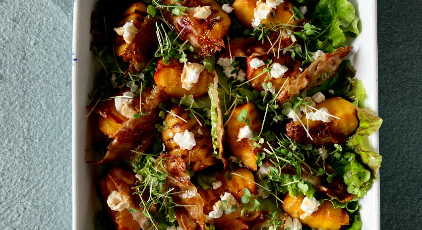 Salat med grillede nektariner, feta, sprød skinke og rucola mikrogrønt