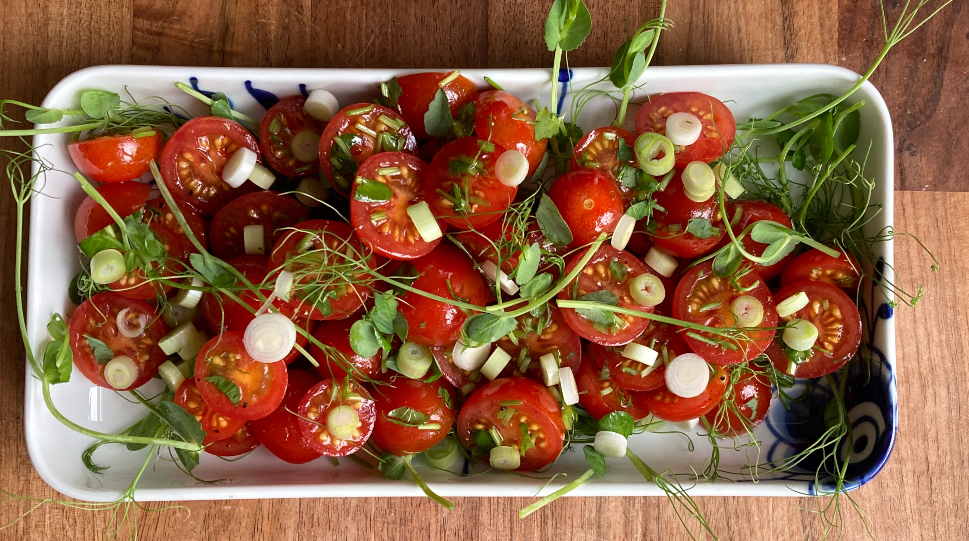 Tomatsalat med ærteskud