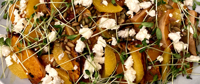 salat med bagte græskar og bukkehorns-mikrogrønt, appelsiner og feta