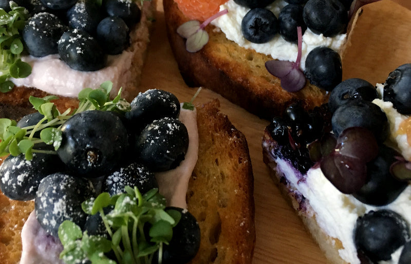 blueberry ricotta toast - mikrogrønt spirer