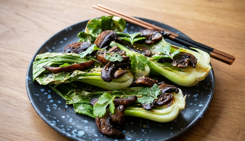 Pak choi med svampe og koriander