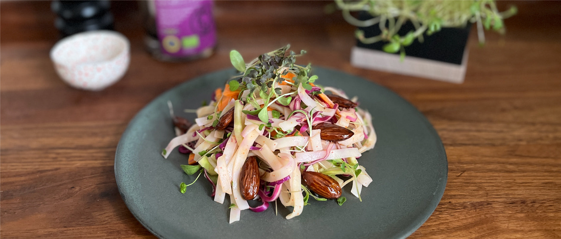 Thai nudel salat med mizuna og bukkehorn