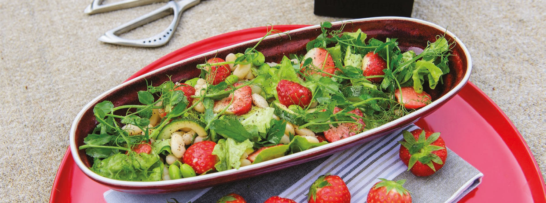 Salat med limabønner, jordbær og ærtespirer