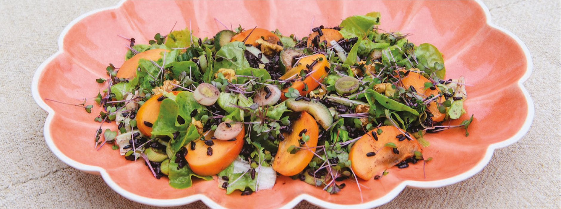 Salat med sorte ris, porre og blandet spirer