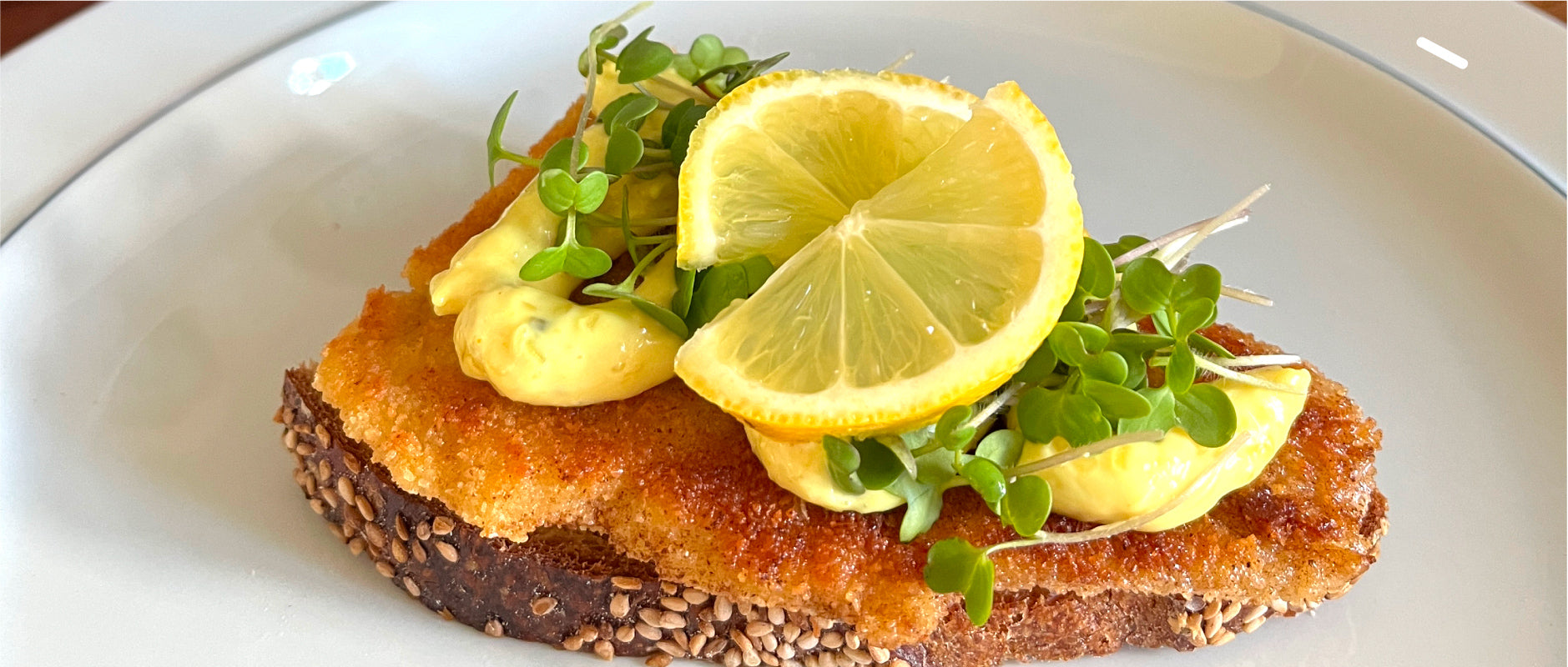 Fiskefilet med remoulade og broccoli spirer