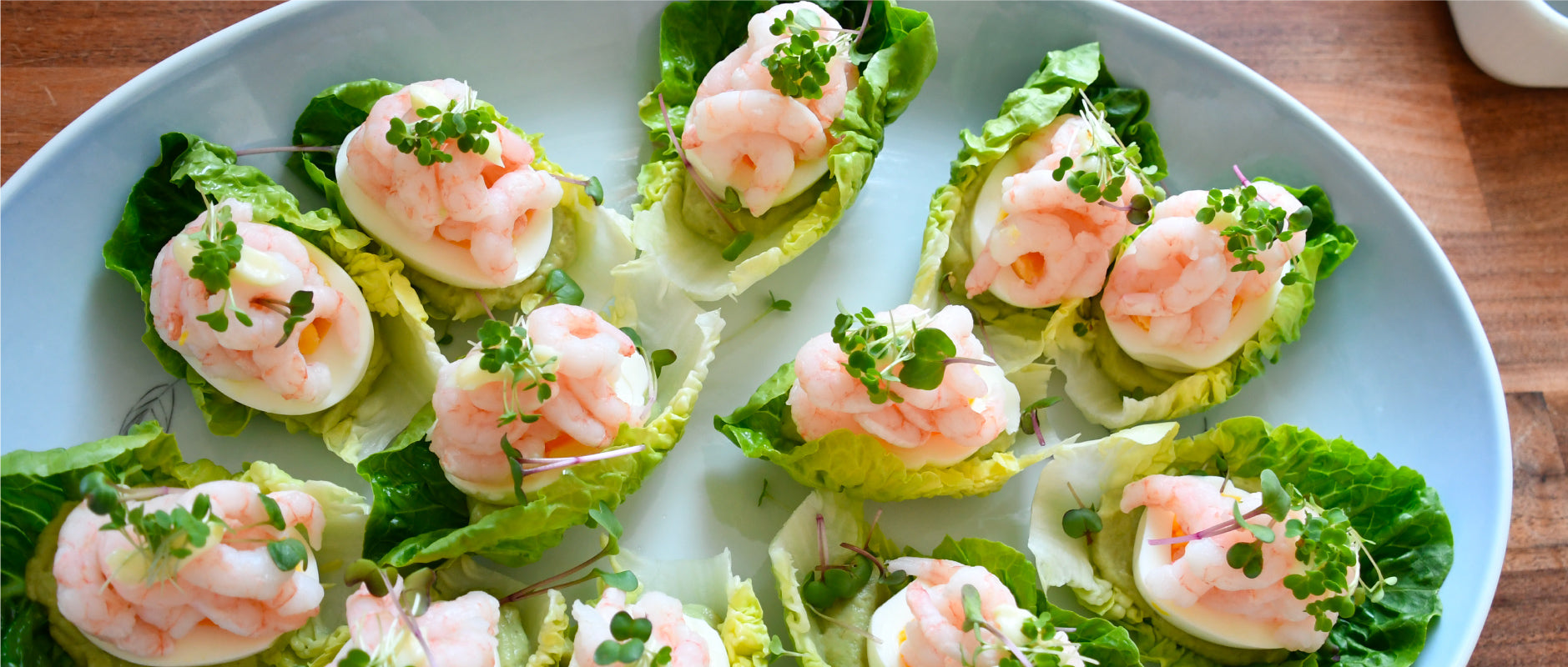 Klassisk æg og rejer med avocadocreme, rucola- og radise-spirer