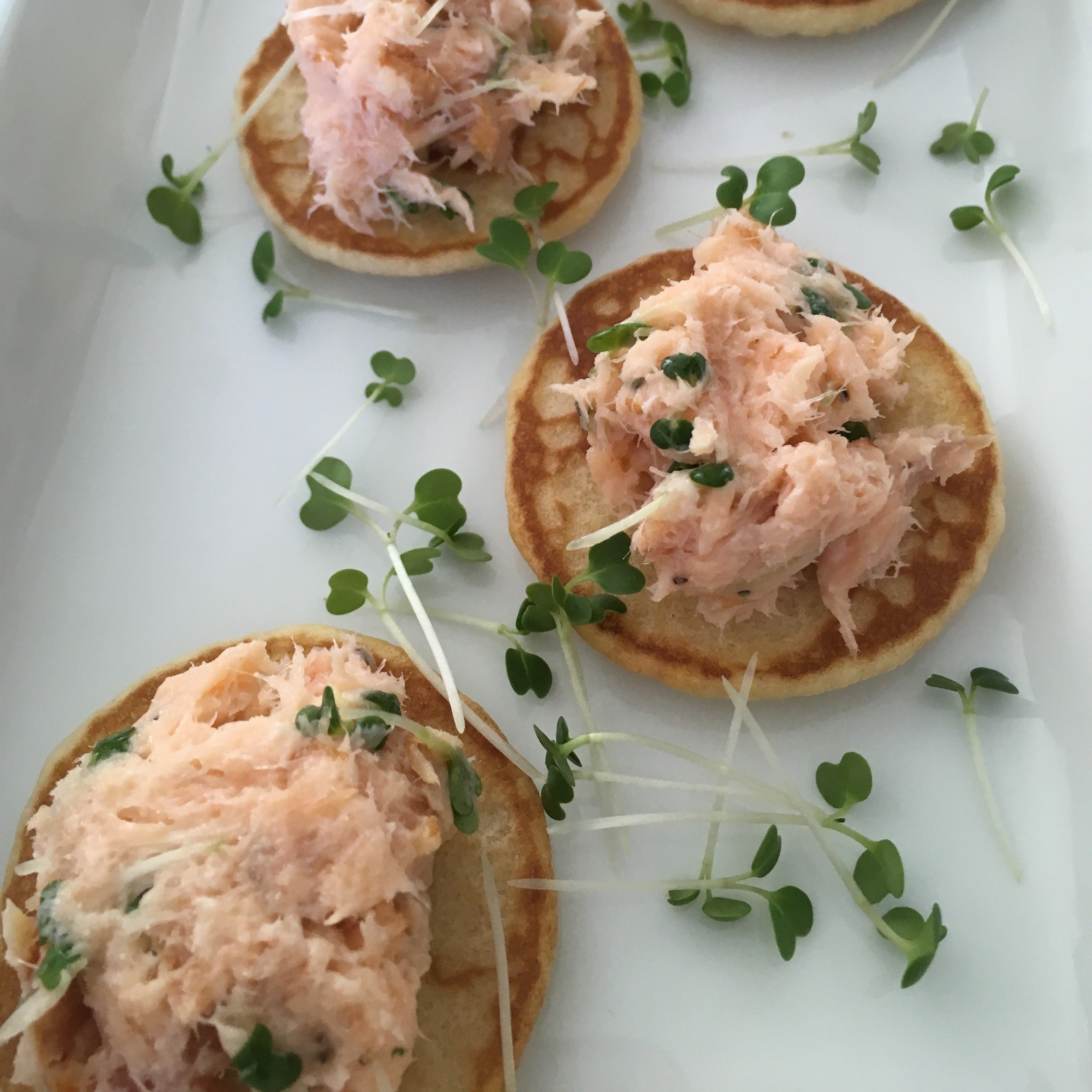 Blinis med laksemousse og broccoli mikrogrønt