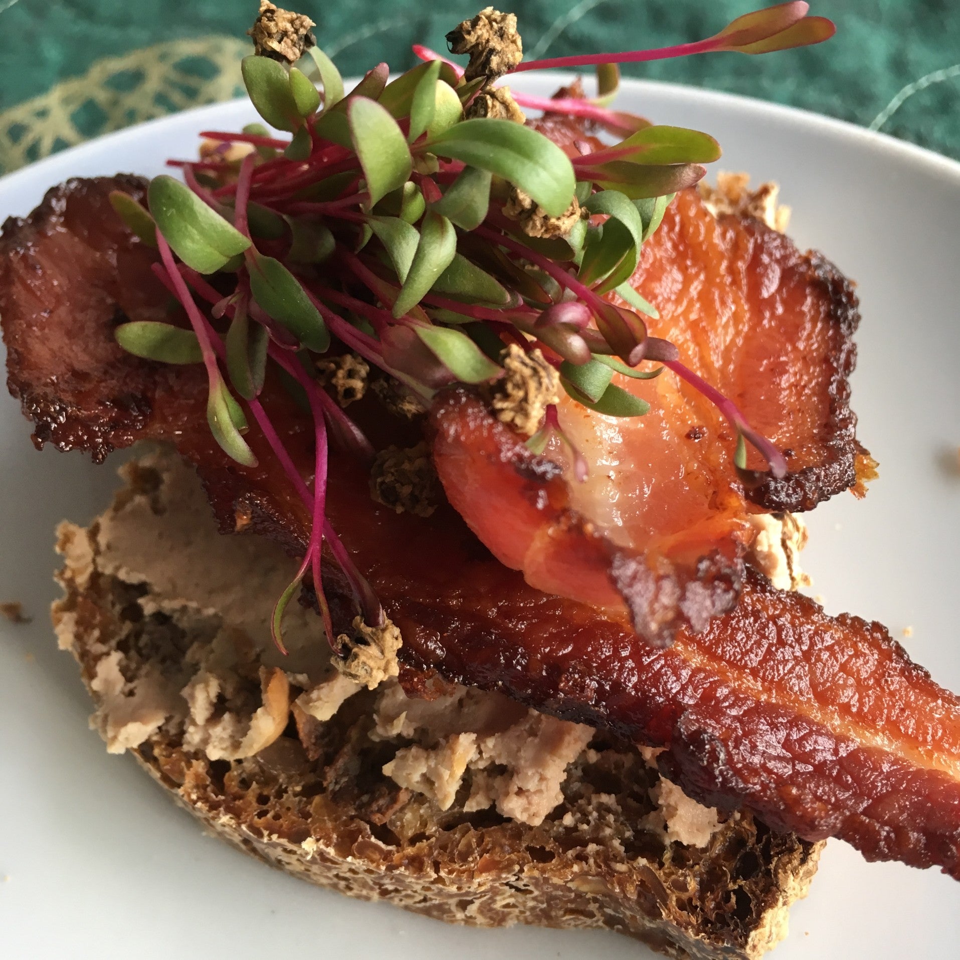 leverposteg med bacon og rødbede spirer