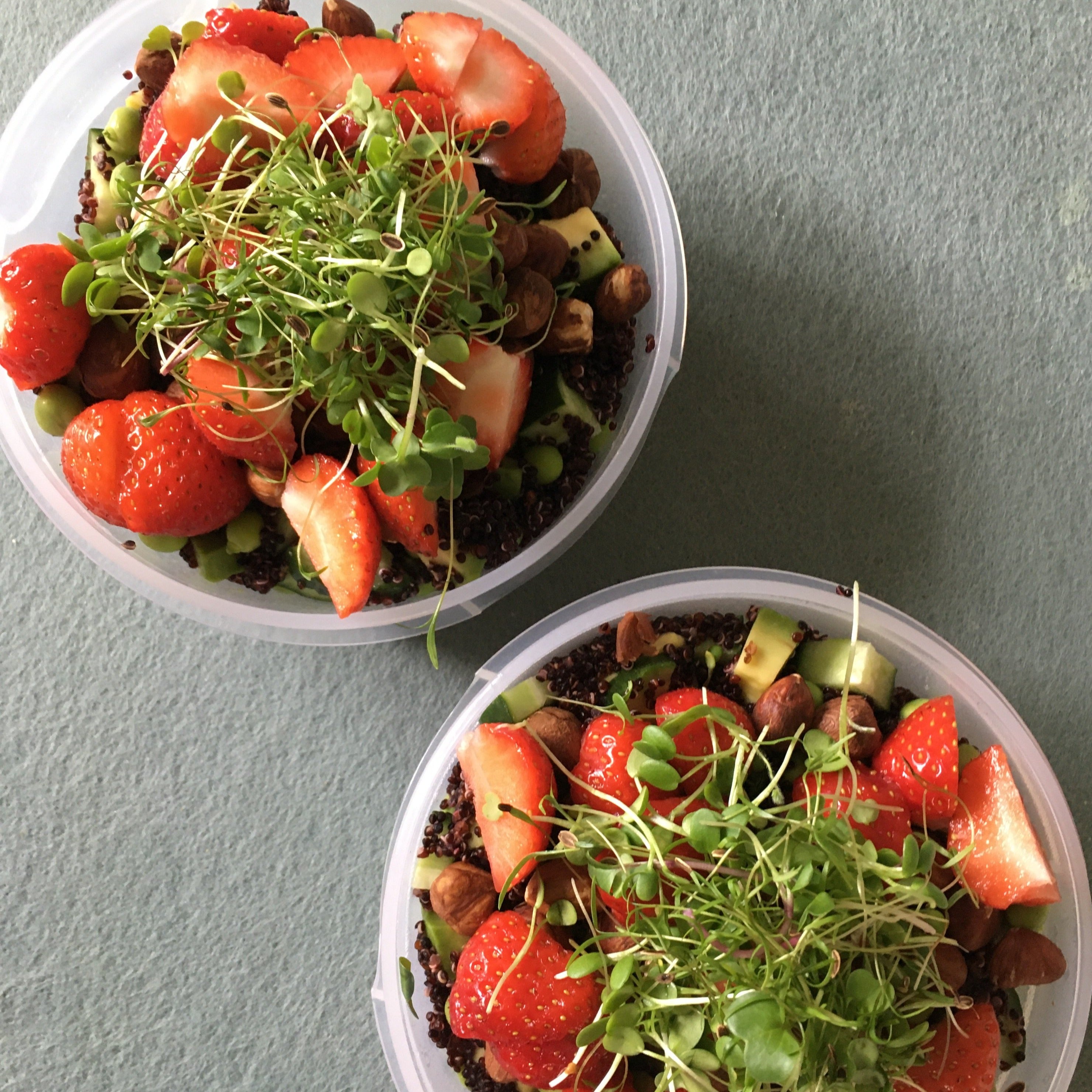 bowl m avocado, jordbær, hasselnødder qinoa og Fredes Mix